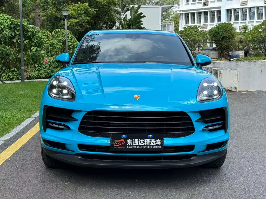 PORSCHE MACAN