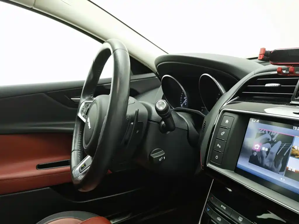 Jaguar XE — миниатюра 22