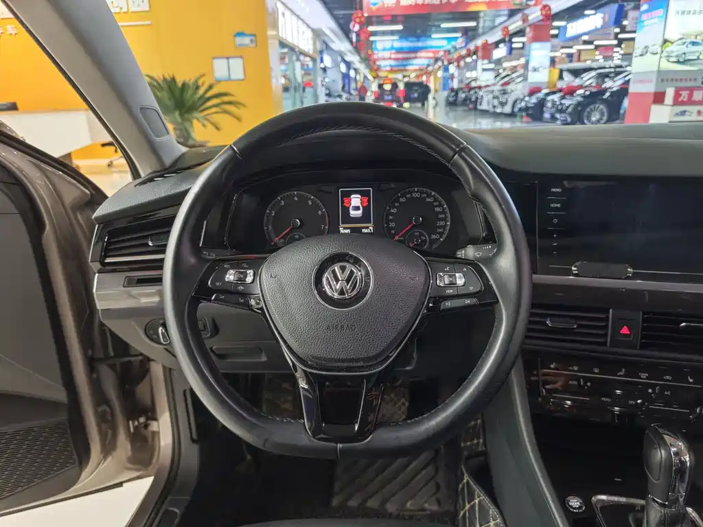 VOLKSWAGEN BORA