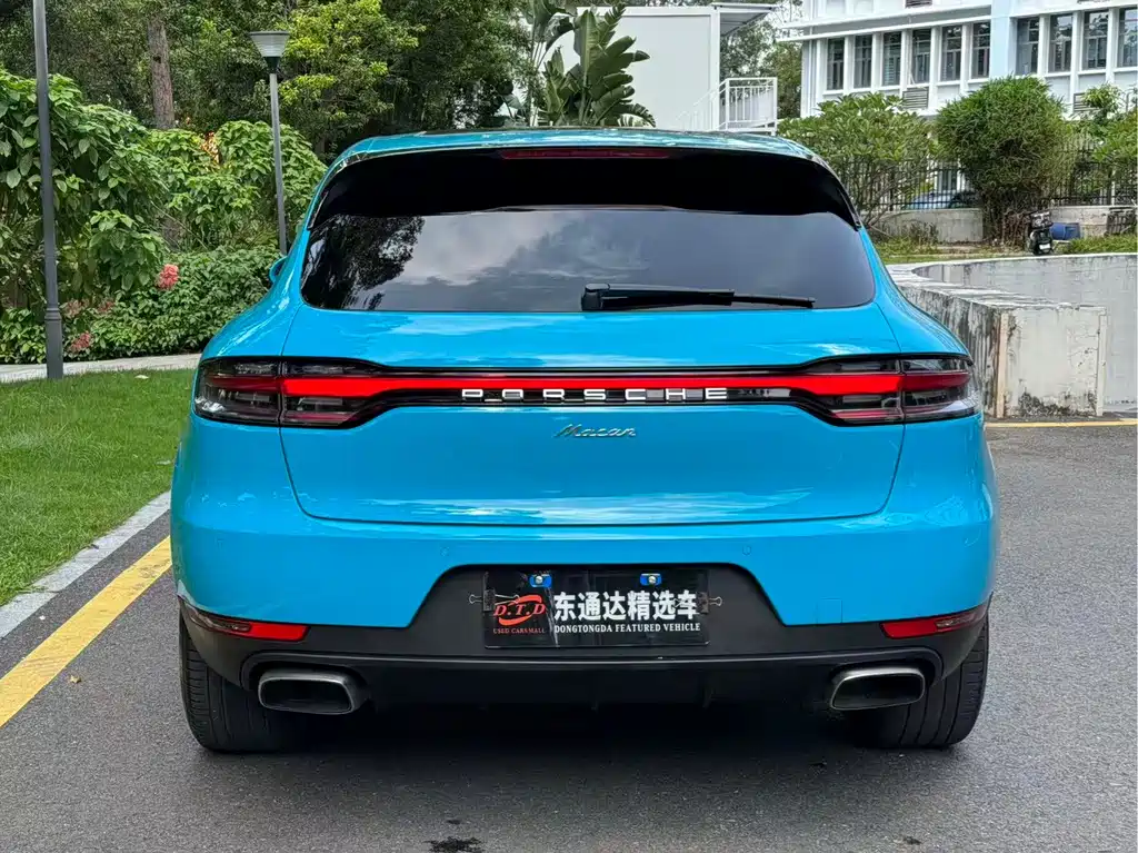 PORSCHE MACAN