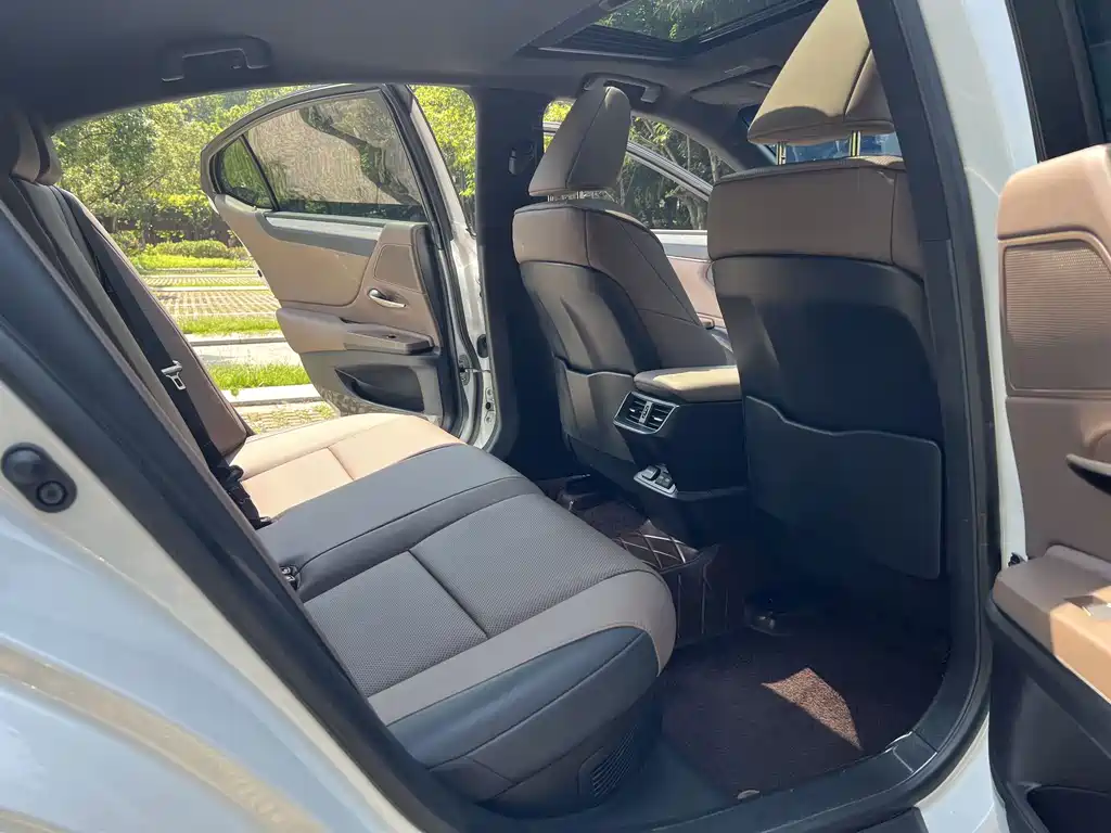Lexus ES — миниатюра 17