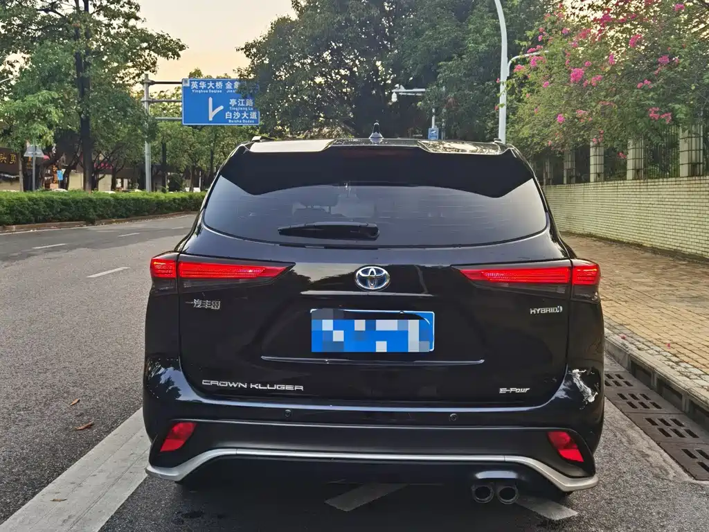 Toyota Crown Kluger — миниатюра 6