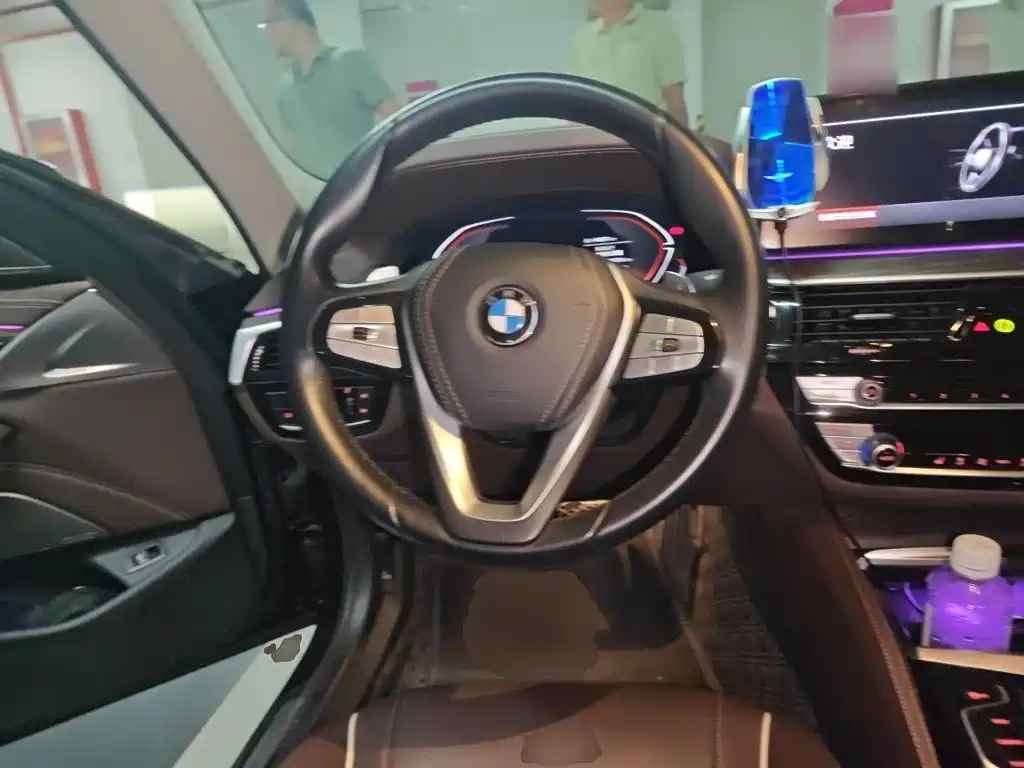 BMW 5 Series — миниатюра 6