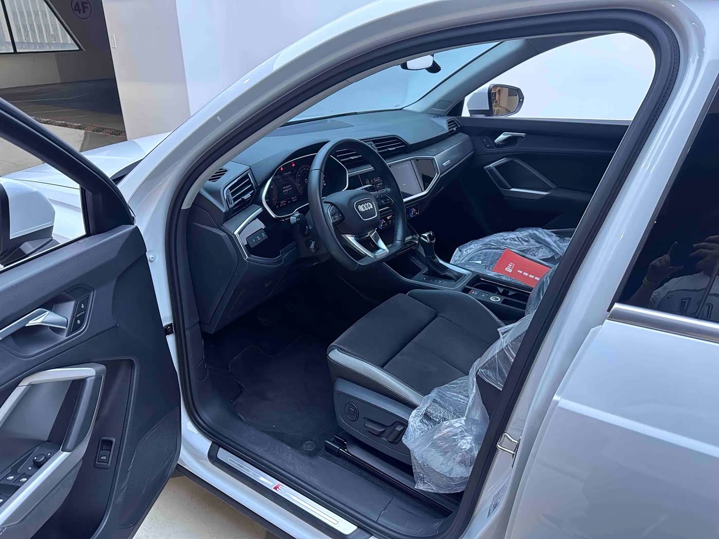 Audi Q3 1.4 л 2023 г. Белый, пробег 40000 км