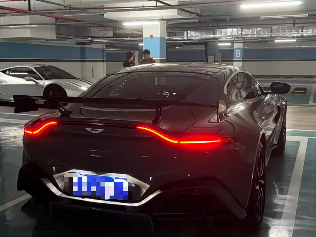 ASTON MARTIN V8 VANTAGE