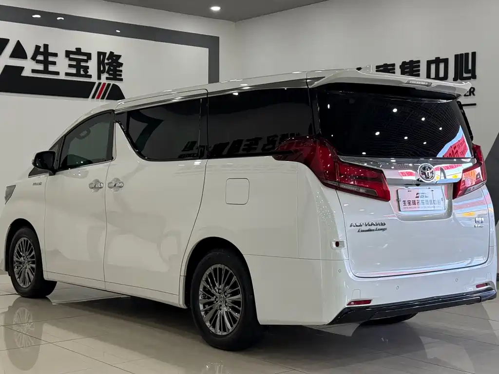 Toyota Alphard — миниатюра 4