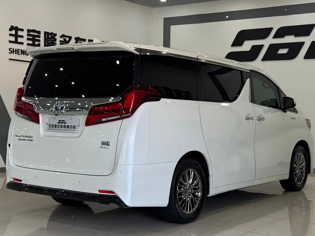 Toyota Alphard — миниатюра 6