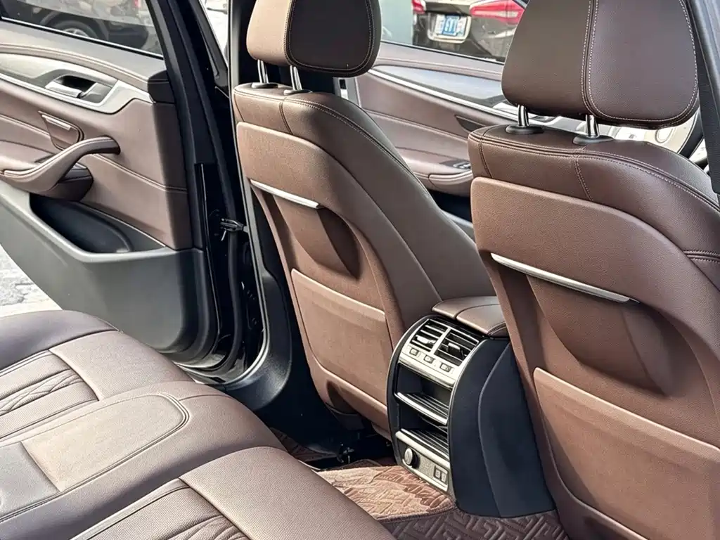 BMW 5 Series — миниатюра 12