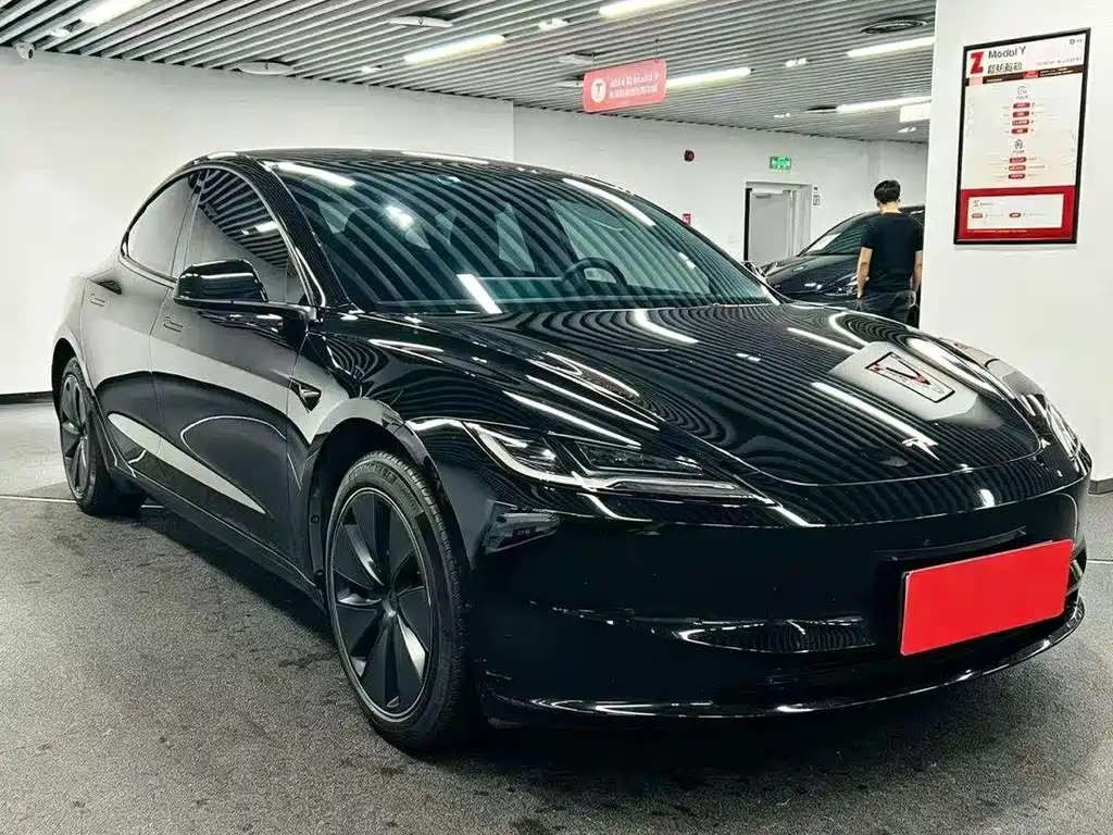 Tesla Model 3 — миниатюра 3