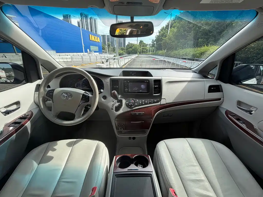 Toyota Sienna — миниатюра 11