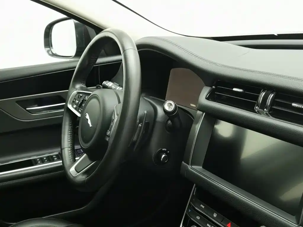 Jaguar XFL — миниатюра 22