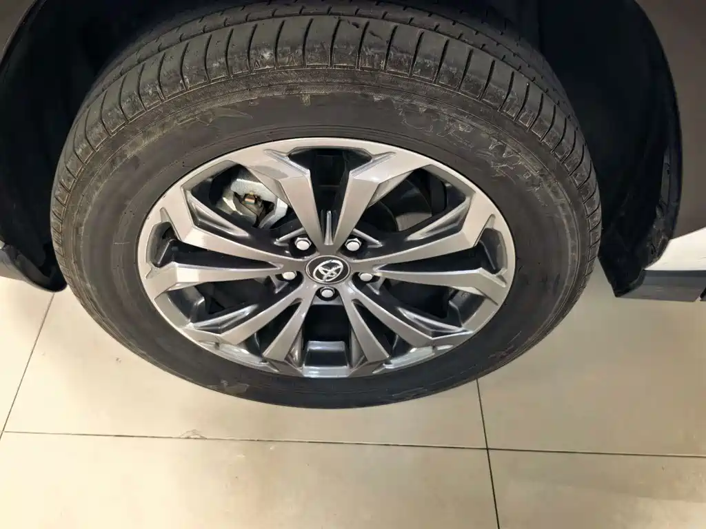 Toyota RAV4 — миниатюра 10