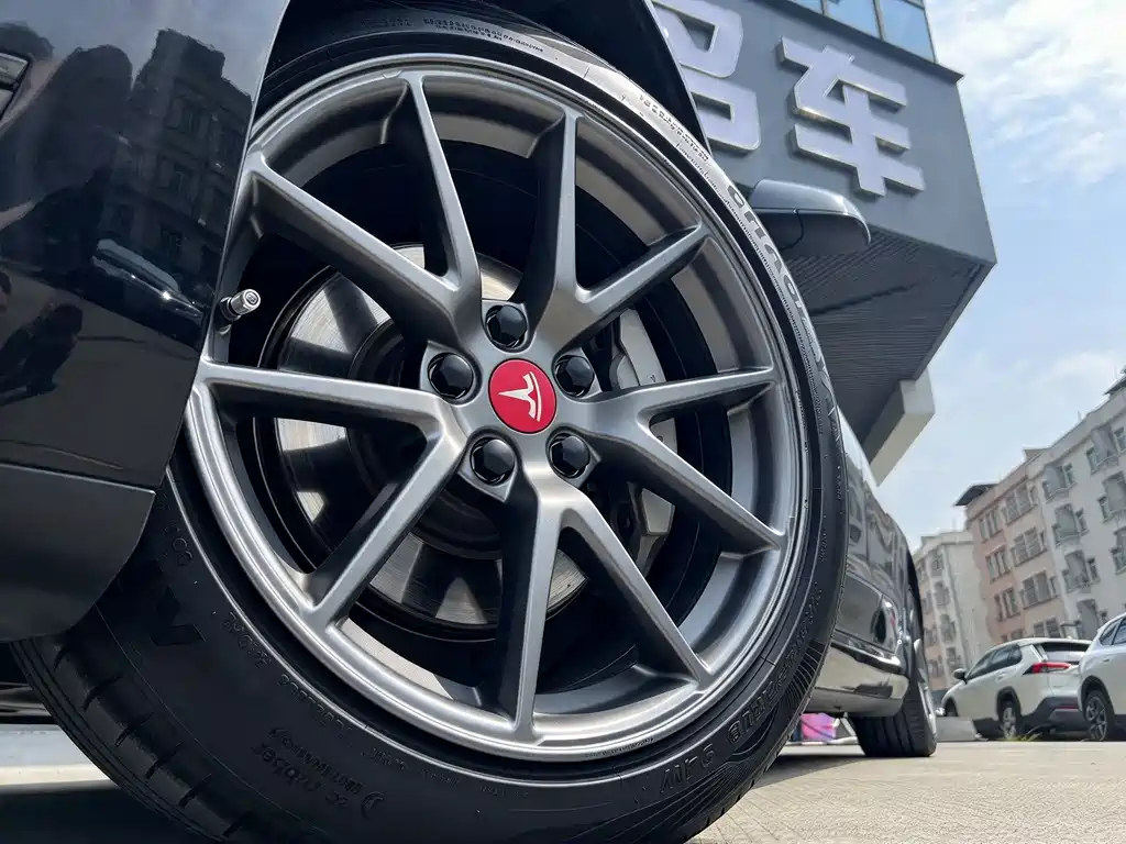 Tesla Model 3 — миниатюра 7