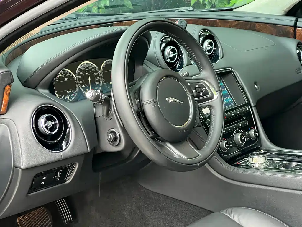 Jaguar XJ — миниатюра 11