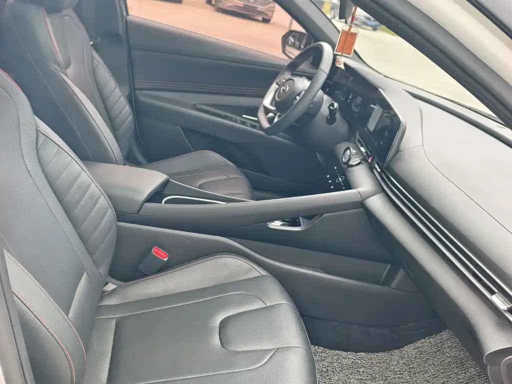 Hyundai Elantra — миниатюра 8