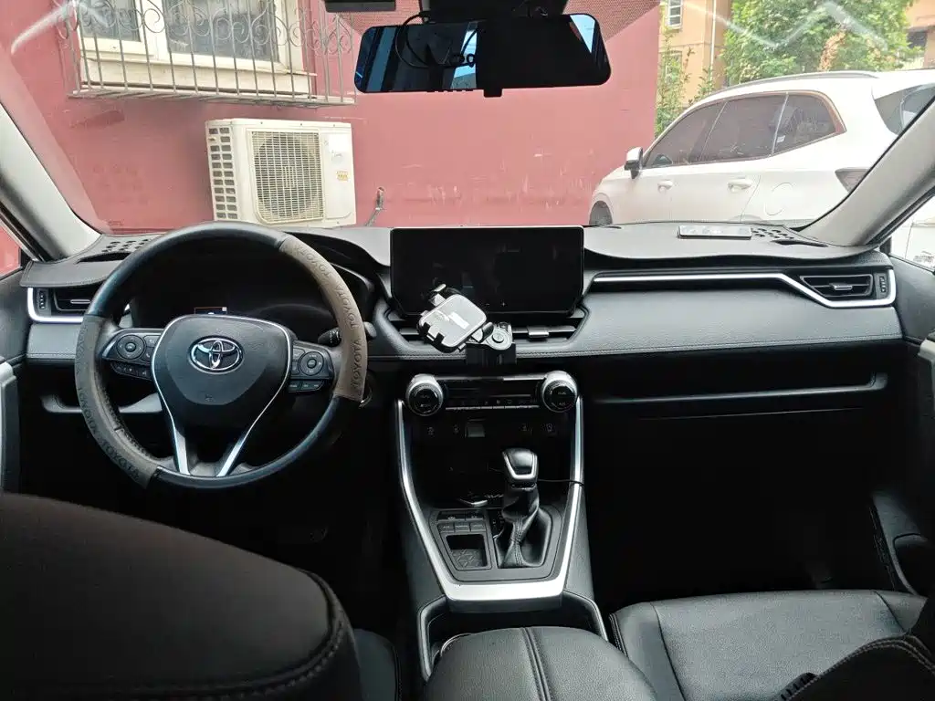 Toyota RAV4 — миниатюра 5