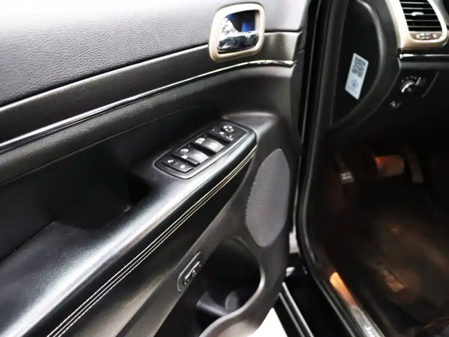 Jeep Grand Cherokee (Import) — миниатюра 22