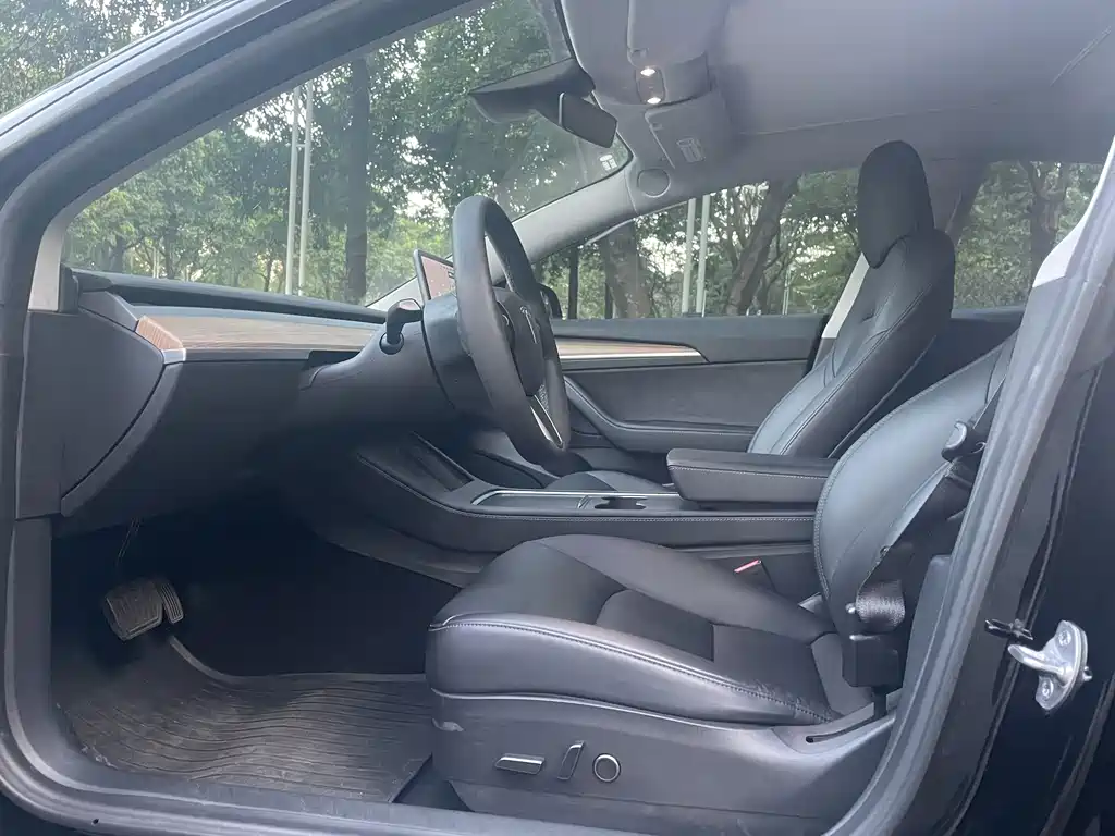 Tesla Model 3 — миниатюра 9