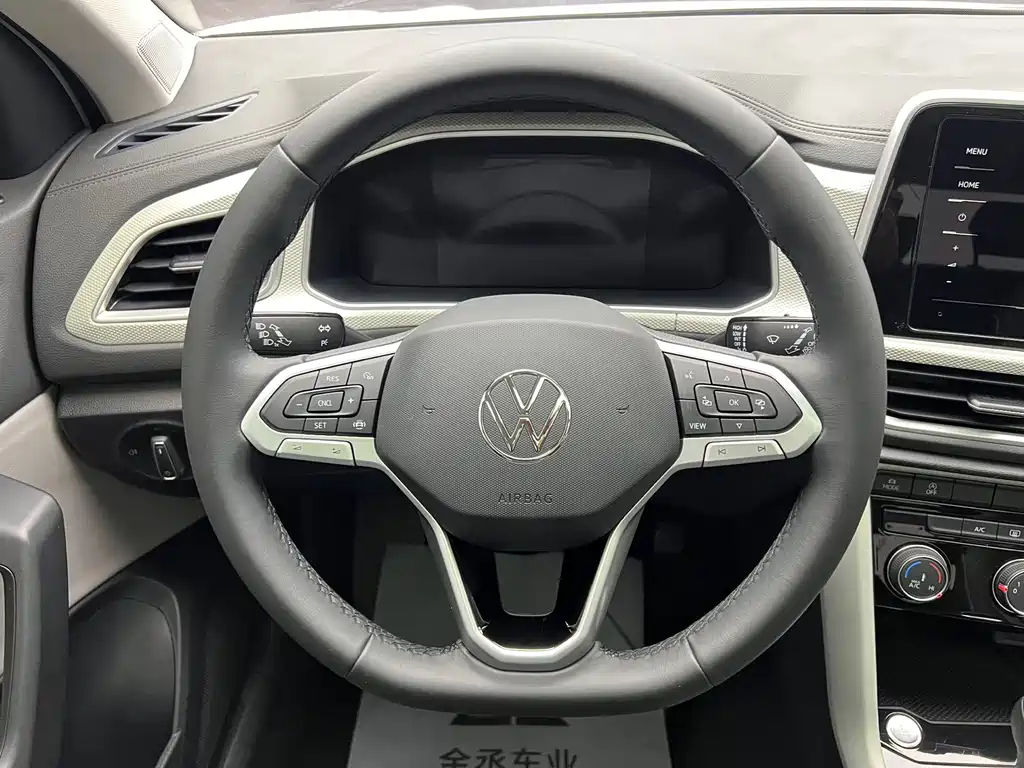 Volkswagen T-Roc — миниатюра 10