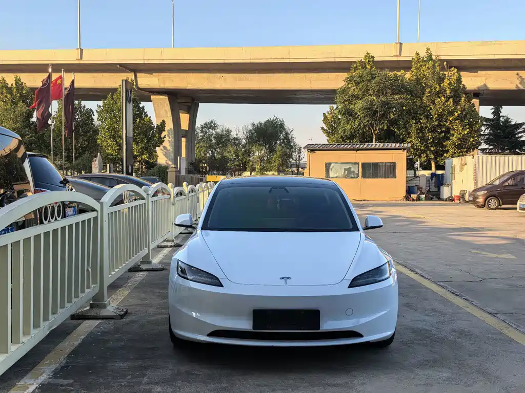 Tesla Model 3 — миниатюра 6