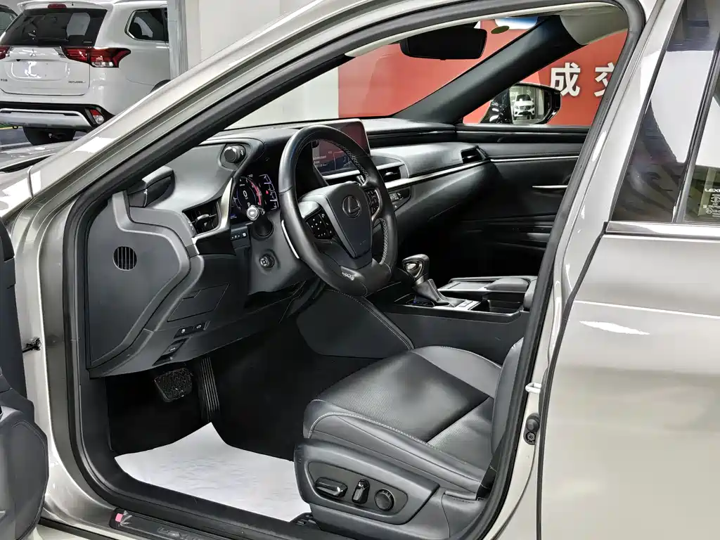 Lexus ES 2018 300h V