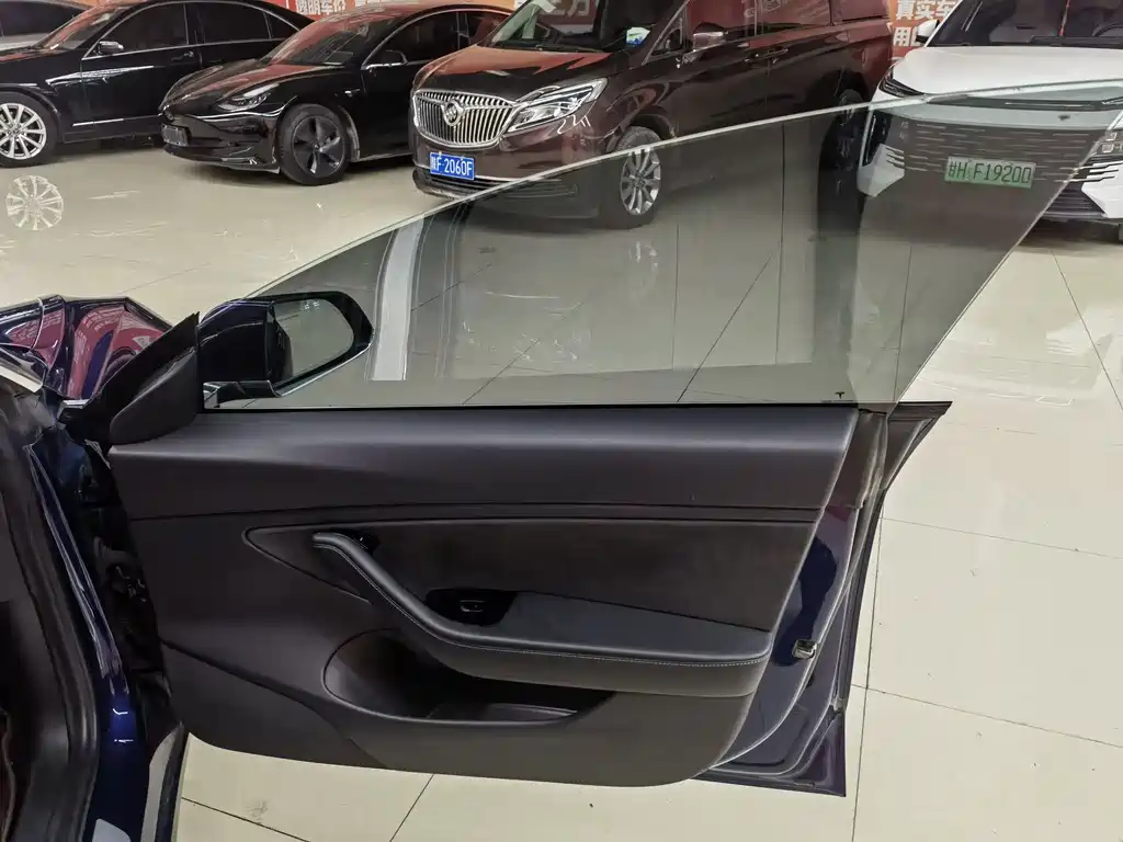 Tesla Model 3 — миниатюра 7