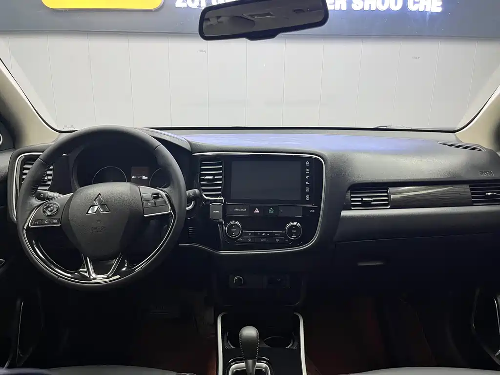 MITSUBISHI OUTLANDER
