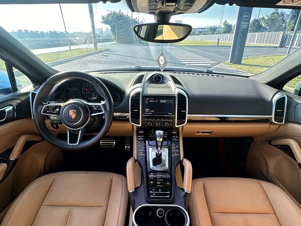 Porsche Cayenne — миниатюра 7