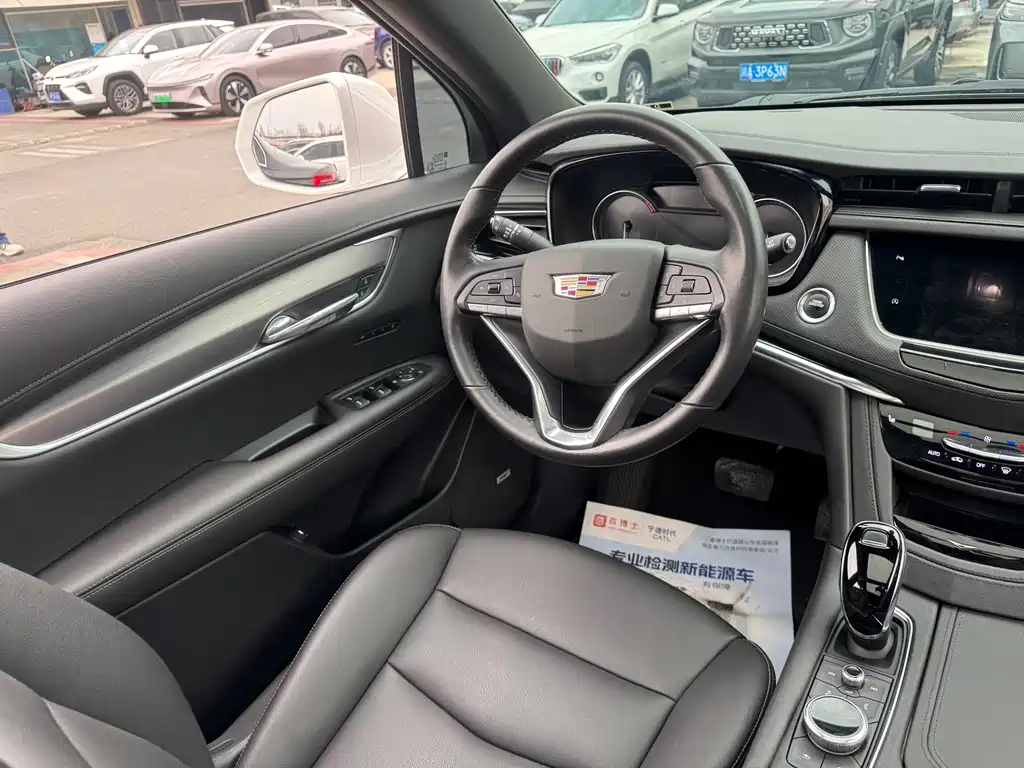 CADILLAC XT6
