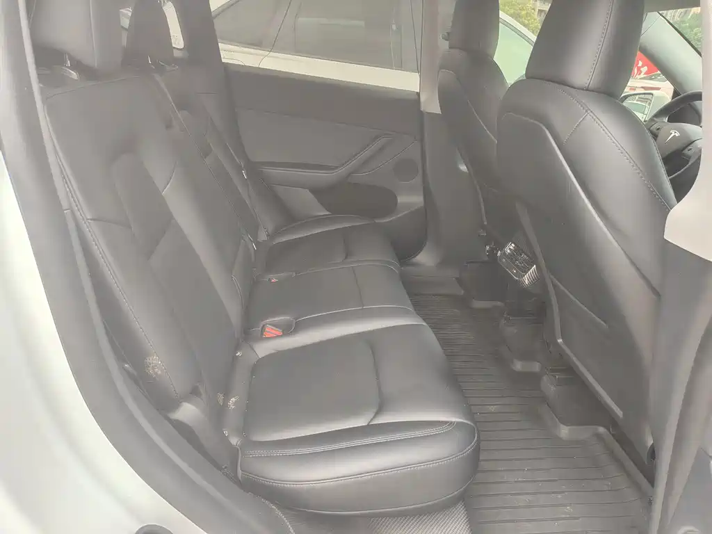 Tesla Model Y — миниатюра 7