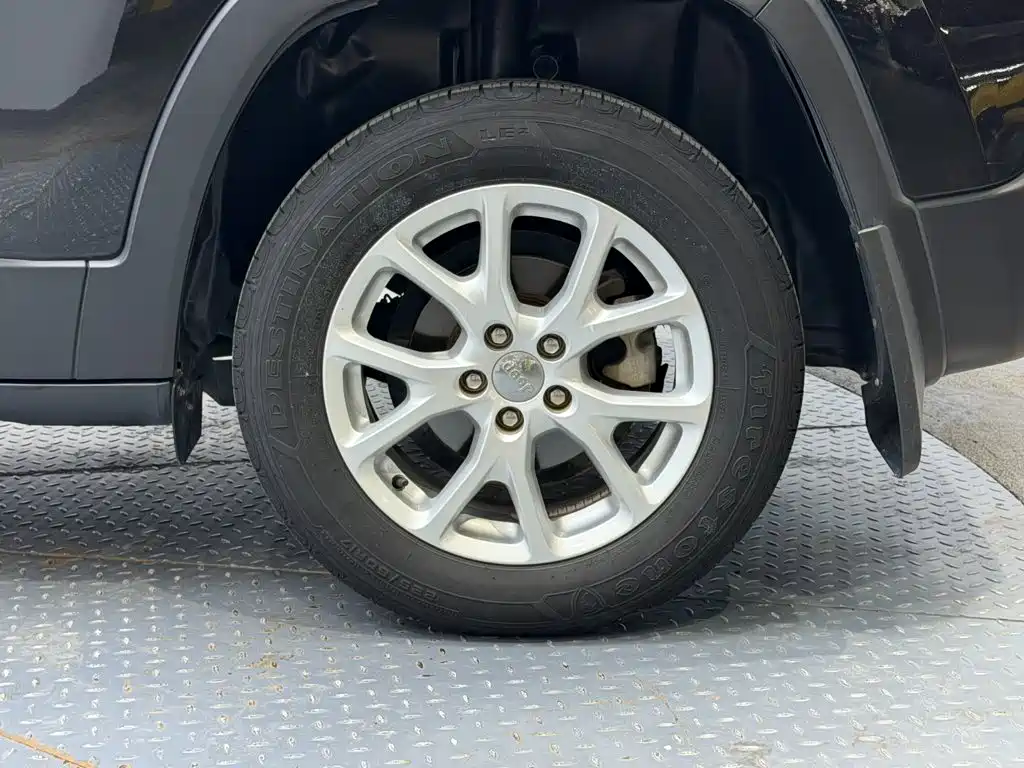 Jeep Cherokee — миниатюра 10