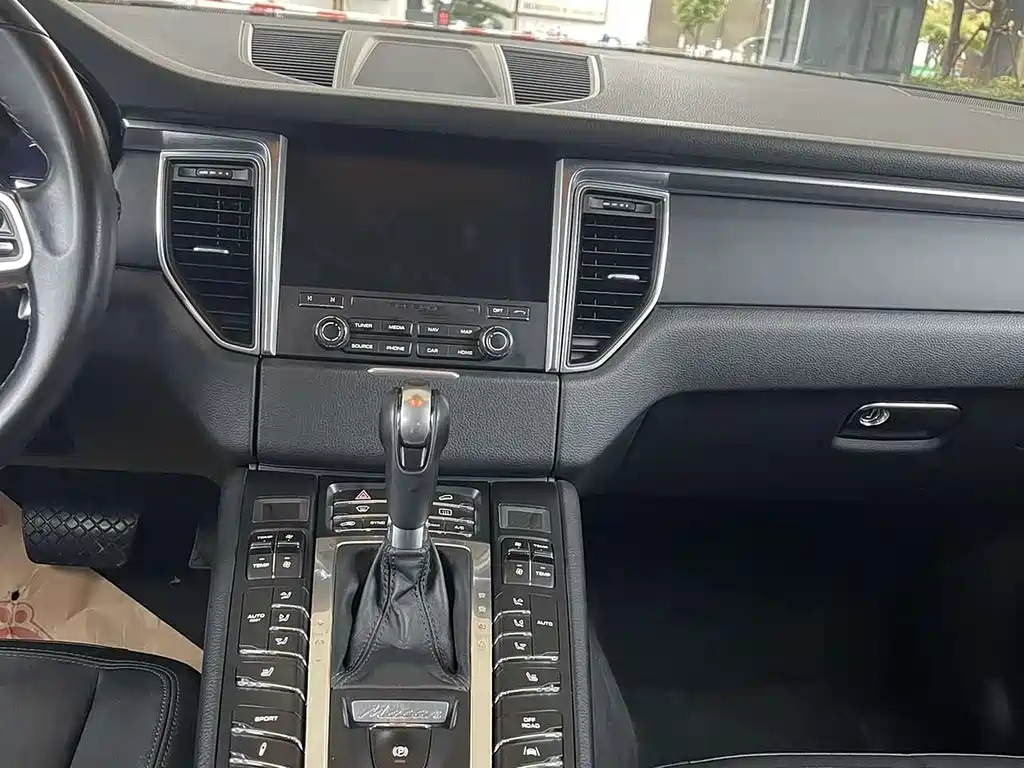 PORSCHE MACAN