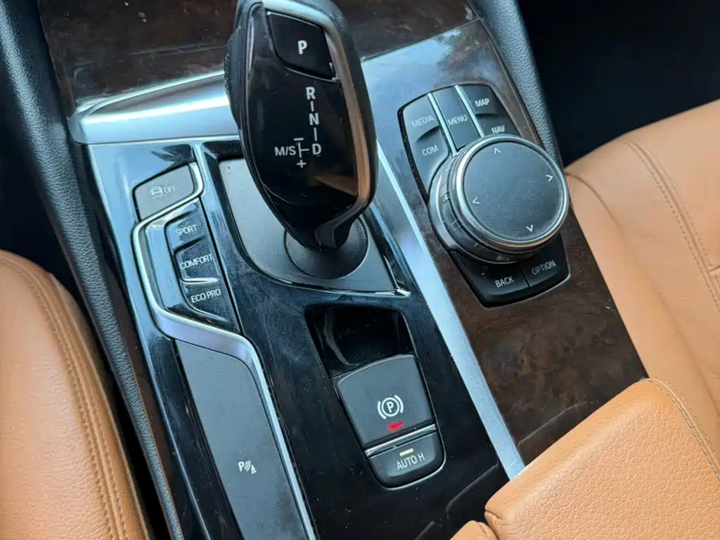 BMW 5 Series — миниатюра 10