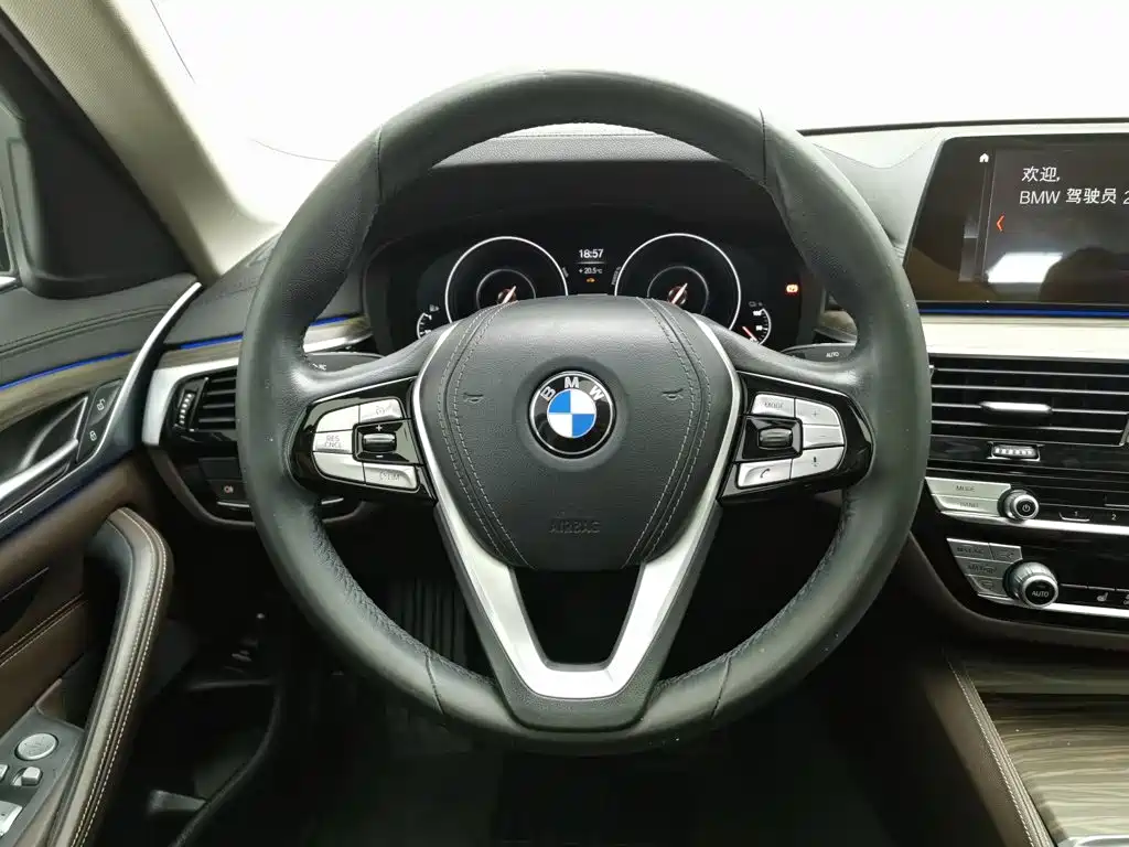 BMW 5 Series New Energy — миниатюра 11