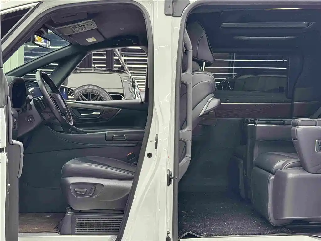 Toyota Alphard — миниатюра 8