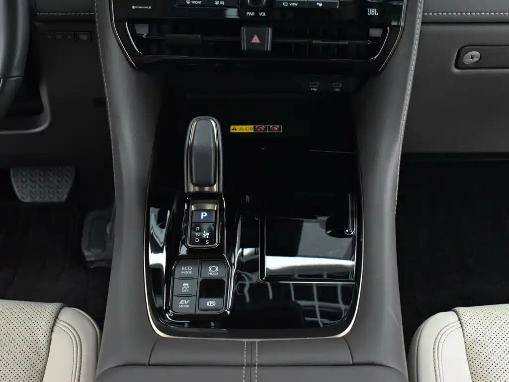 Toyota Alphard — миниатюра 9