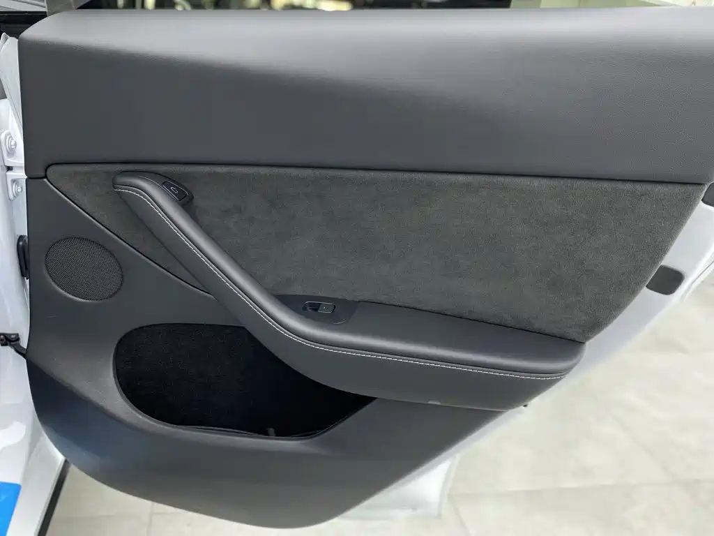 Tesla Model Y — миниатюра 33