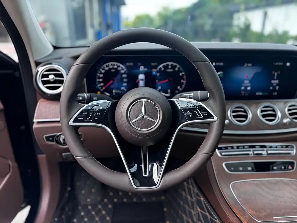 Mercedes-Benz E-Class — миниатюра 16