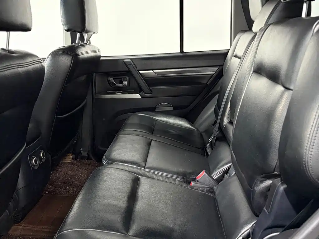 Mitsubishi Pajero (Import) — миниатюра 12