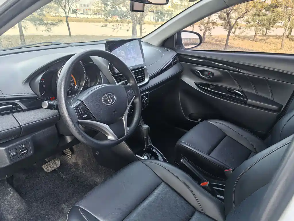 Toyota Yaris L - фото 4