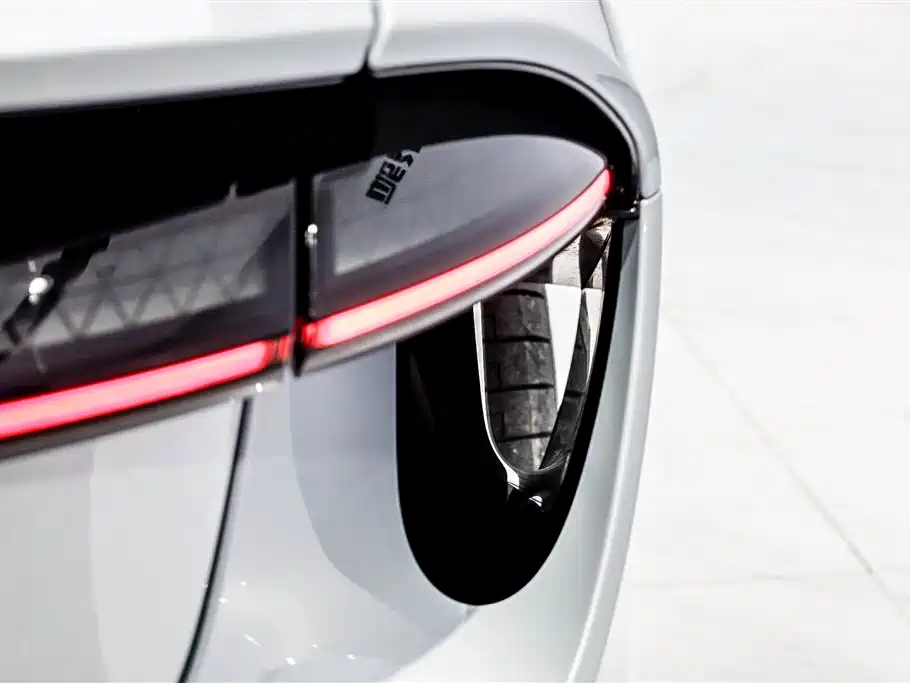 LOTUS SPORTS CAR EMEYA FLOWERS