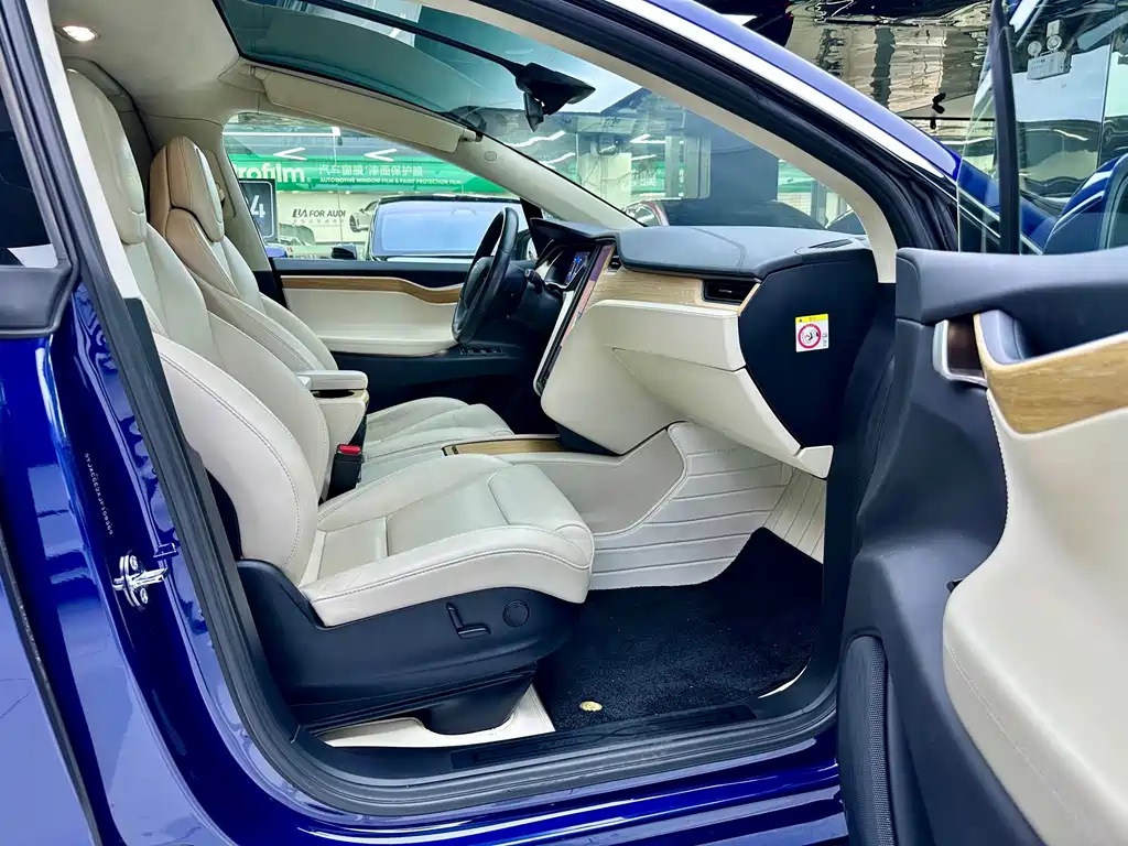 Tesla Model X — миниатюра 12