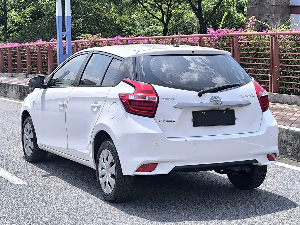 Toyota Yaris L - фото 5