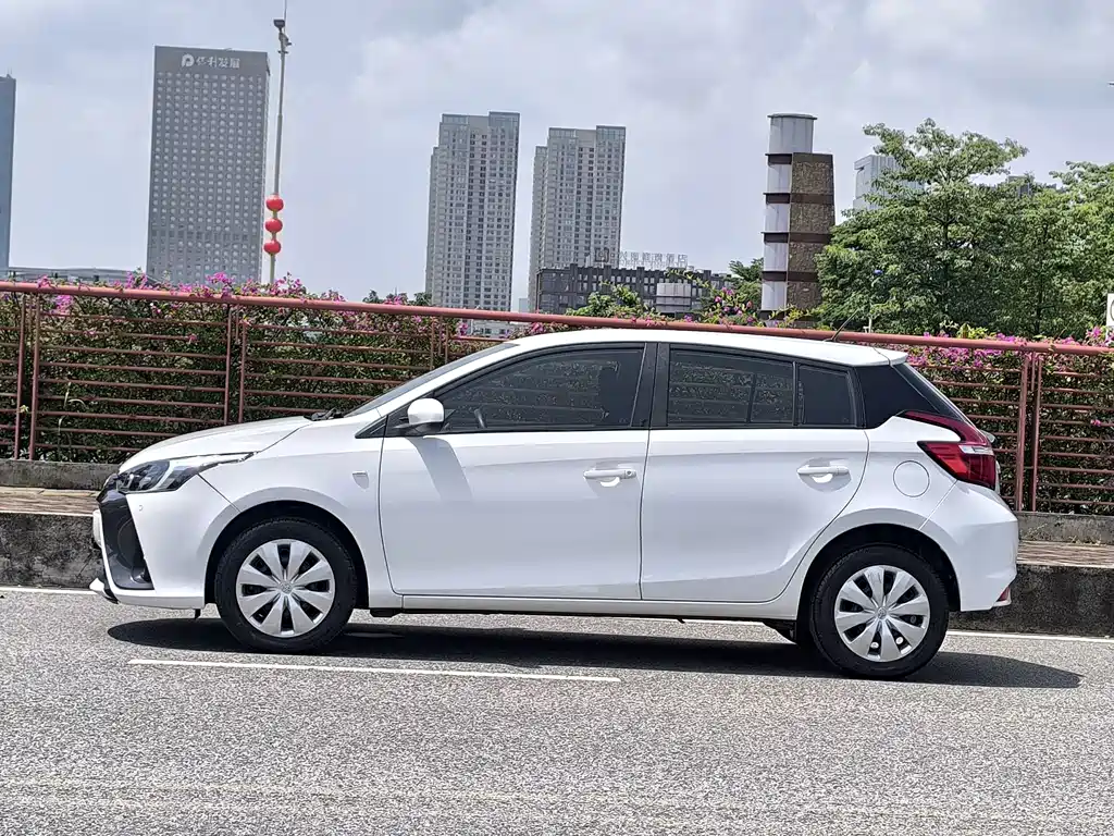Toyota Yaris L - фото 7