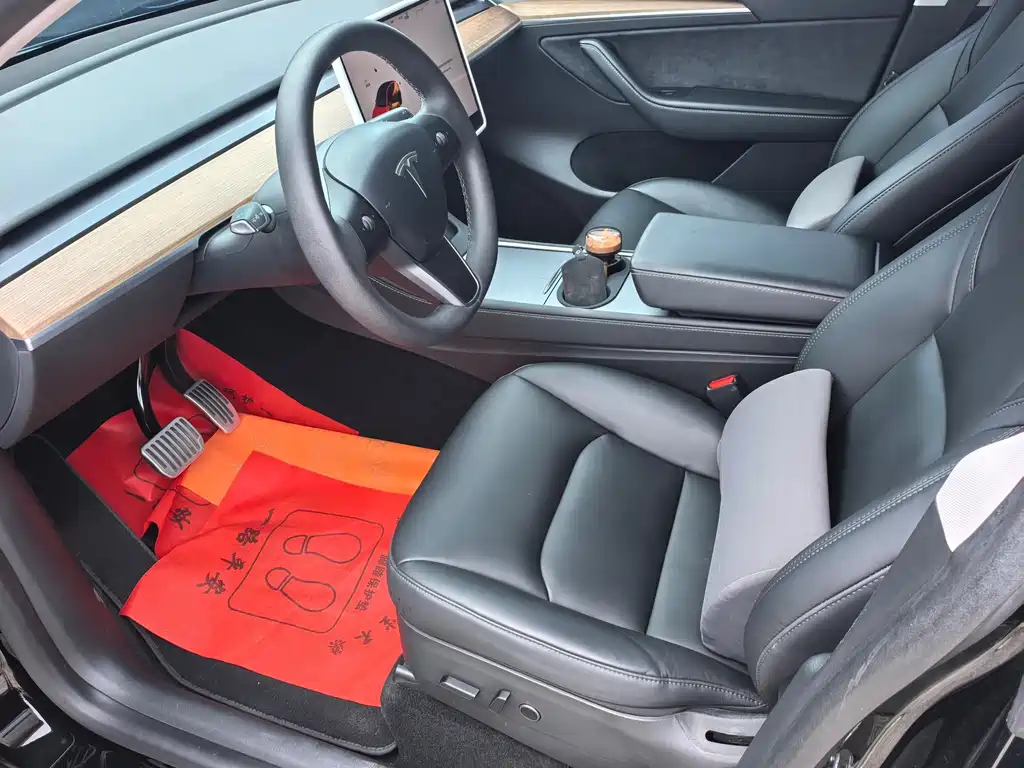 Tesla Model Y — миниатюра 7