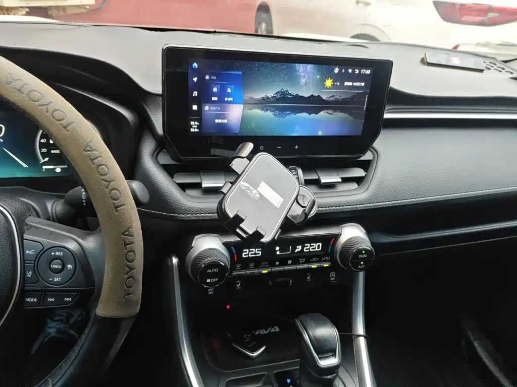 Toyota RAV4 — миниатюра 9