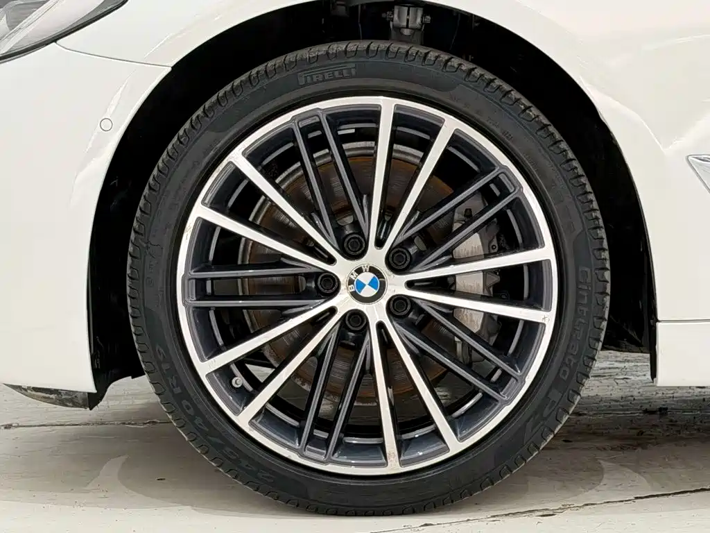 BMW 5 Series — миниатюра 11