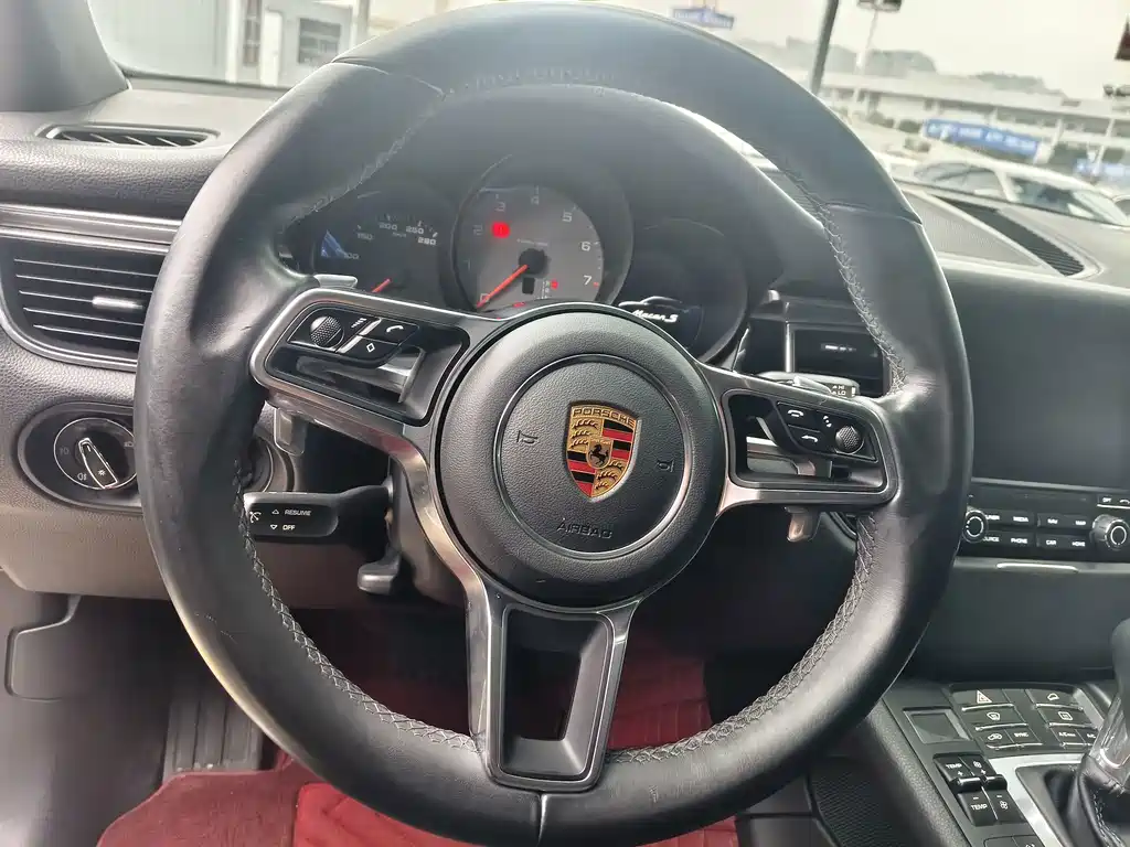 Porsche Macan — миниатюра 11