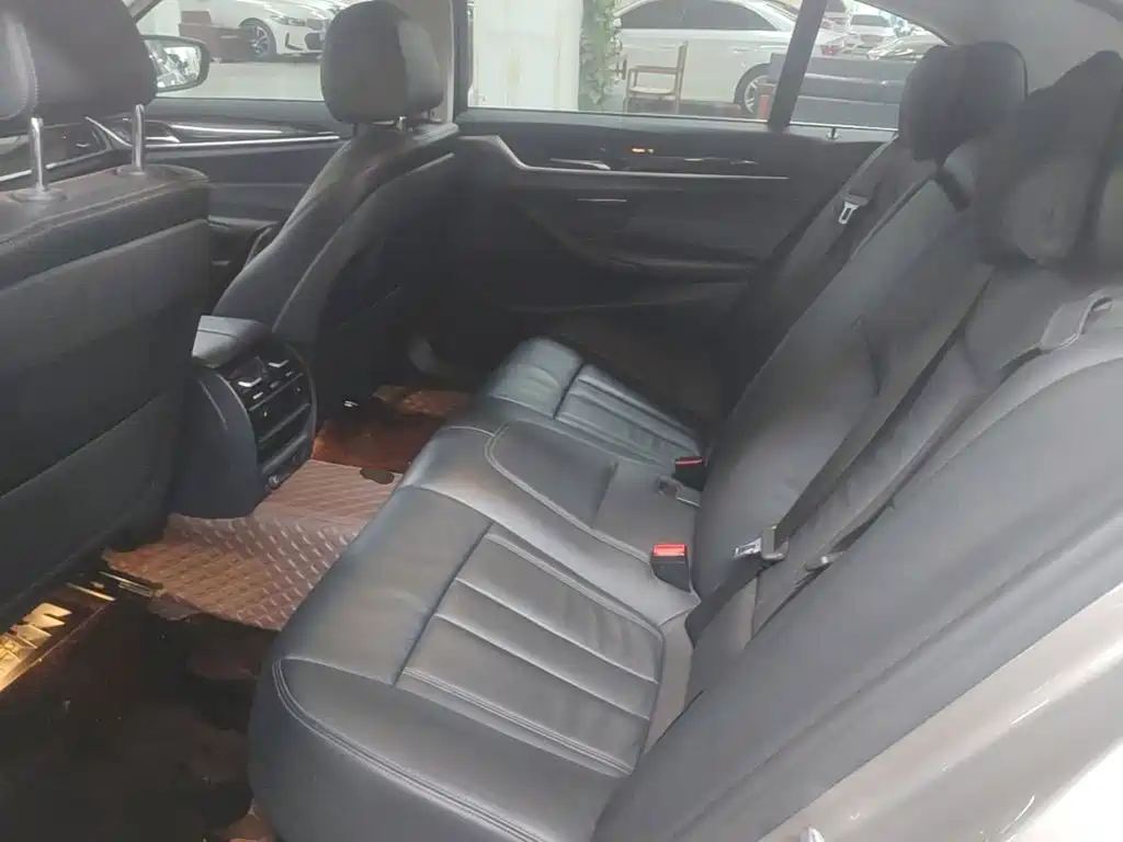BMW 5 Series — миниатюра 17