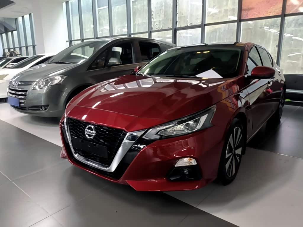 Nissan Teana 2.0 л 2022 г. красный/фиолетовый, пробег 26600 км